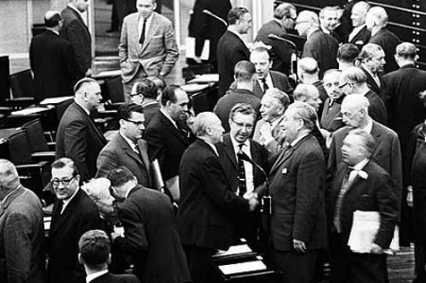 Bundeskanzler Konrad Adenauer (Mitte links) nimmt nach seiner Wiederwahl zum Bundeskanzler am 17. November 1961 Glckwnsche von Bundestagsvizeprsident Carlo Schmid entgegen.