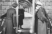 21.12.1963: Ein Grenzsoldat der DDR im Gesprch mit westberliner Grenzpolizisten und einer Krankenschwester am neuen Grenzbergang Oberbaumbrcke (Passierscheinabkommen).