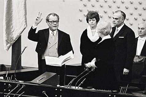 Willy Brandt wird bei seiner Wiederwahl 1972 zum Bundeskanzler von Bundestagsprsidentin Annemarie Renger vereidigt.