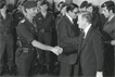 1977: Verleihung des Bundesverdienstkreuzes an die Mnner der Antiterroreinheit Sondereinheit GSG 9: Bundeskanzler Helmut Schmid (SPD, rechts) gratuliert dem GSG 9-Einsatzleiter Ulrich Wegener.