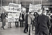 30. Mai 1968: Studenten protestieren an der Freien Universitt gegen die Notstandsgesetze. Diese sehen in Notstandszeiten eine Einschrnkung der Grundrechte vor.
