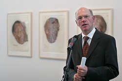 Bundestagsprsident Lammert vor Bildern, Klick vergrert Bild
