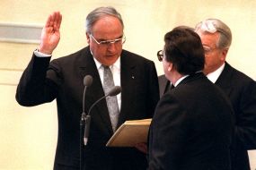 Bundestagsprsident Philipp Jenninger vereidigt Bundeskanzler Helmut Kohl.