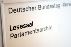 Foto: Trschild am Lesesaal des Parlamentsarchivs