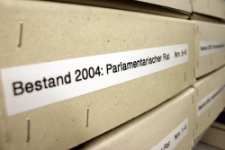 Foto: Karton mit Archivgut des Parlamentarischen rates von 2004