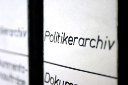 Foto: Ordnerrcken mit dem Aufdruck "Politikerarchiv"