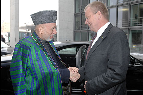 Hamid Karzai, Ausschussvorsitzender Ruprecht Polenz am 27.01.2010 im Auswrtigen Ausschuss