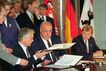Bundeskanzler Helmut Kohl (M), Brandenburgs Regierungschef Manfred Stolpe (l, SPD) und Berlins Oberbrgermeister Eberhard Diepgen (r) unterzeichnen am 25. August 1992 in Berlin den Hauptstadtvertrag 