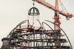 Berlin: ber dem Stahlskelett der knftigen glsernen Kuppel auf dem Reichstag schwebt am 18.09.1997 die Richtkrone. 