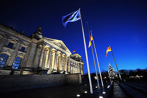 Weihnachtsbaum vor Westportal des Reichstagsgebudes