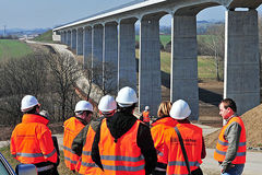 Neue Brcke fhrt Bahntrasse ber ein Tal