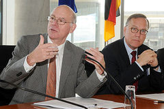 Bundestagsprsident Norbert Lammert und Vorsitzender des Prsidiums Richter des Bundesverfassungsgerichts Prof. Dr. h.c. Rudolf Mellinghoff