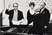 Willy Brandt wird bei seiner Wiederwahl 1972 zum Bundeskanzler von Bundestagsprsidentin Annemarie Renger vereidigt.