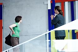 Fhrung durch das Marie-Elisabeth-Lders-Haus. Im Hintergrund "Rot Gelb Wei Blau1-4" von Imi Knoebel.