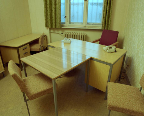 Foto von Stepahn Erfurt zeigt Schreibtisch im Stasi-Gefängnis Hohenschönhausen