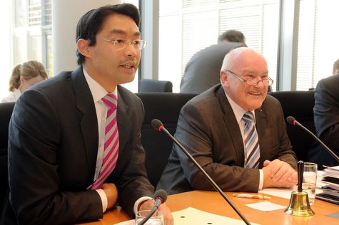 Der Vorsitzende empfngt Bundesminister Philipp Rsler zu der Sitzung am 29.06.2011.