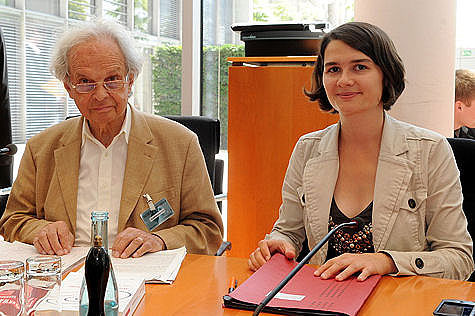 Prof. Dr. Hans Christoph Binswanger und Vorsitzende Daniela Kolbe (SPD) in der Sitzung vom 27. Juni 2011.