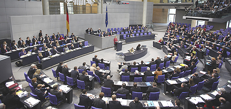 Blick in den Plenarsaal des Reichstagsgebudes whrend einer Sitzung des Deutschen Bundestages