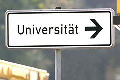 Schild weist Richtung Universitt