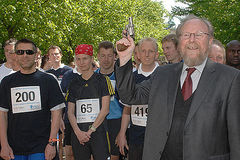 Bundestagsvizeprsident Wolfgang Thierse (SPD) gibt den Startschuss zum 11. Berliner Bundestagslauf