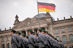 Soldaten beim Gelbnis vor dem Reichstagsgebude