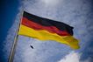 Die deutsche Fahne auf dem Reichstagsgebude in Berlin 