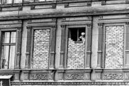 Oktober 1961: Fenster eines Grenzhauses in der Bernauer Strae 