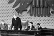 Hermann Ehlers, Prsident des Deutschen Bundestages (M.), whrend der Konstituierenden Sitzung im Prsidium des Bundestages (l.: Eugen Huth; r.: Luise Albertz; Mitglieder des Deutschen Bundestages und Schriftfhrer).