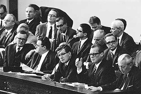 Bundeskanzler Kurt Georg Kiesinger, Auenminister Willy Brandt, Innenminister Ernst Benda, Finanzminister Franz-Josef Strau, Wirtschaftsminister Karl Schiller (von rechts) in der Regierungsbank im Bundestag