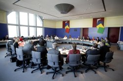 Dans la salle de runion du Comit des doyens.