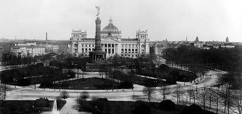 Btiment du Reichstag (difi par Paul Wallot en 1884-94). Vue d'ensemble sur la Place royale et la Colonne de la Victoire. Photographie de 1894