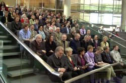 Visiteurs daus la salle plénière