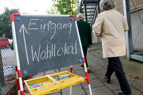 Tafel mit der Aufschrift: Eingang Wahllokal