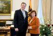 

Bundespräsident Christian Wulff und die Ausschussvorsitzende Ulla Burchardt, MdB, bei einem Gespräch im Schloss Bellevue (26.01.2011)