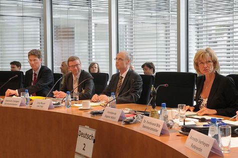 

Die Vorsitzende Dagmar Wöhrl (CDU/CSU), re., leitet am 8. Juni 2011 die Öffentliche Anhörung zum Thema 'Rohstoffstrategien der Bundesregierung und der Europäischen Union und ihre entwicklungspolitischen Implikationen'.