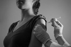 Frau erhält Impfung per Spritze