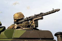 Soldat schießt mit Maschinengewehr