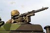Soldat schießt mit Maschinengewehr
