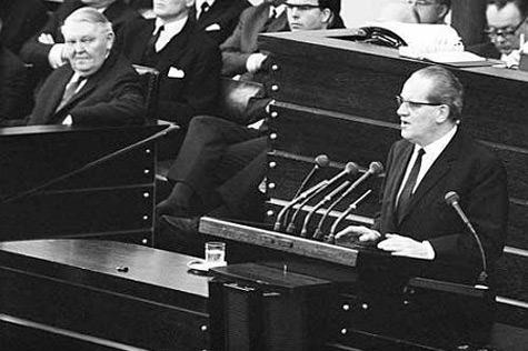 

Herbert Wehner, SPD-Bundestagsabgeordneter, beteiligt sich im Bundestag an der Debatte über den Vertrauensantrag seiner Partei gegen Bundeskanzler Ludwig Erhard (links).