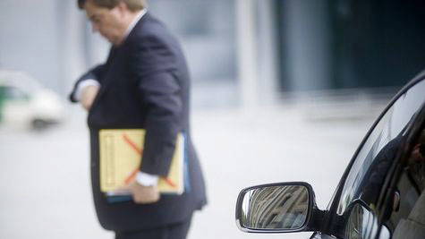 Abgeordneter bei der Ankunft im Bundestag.