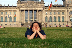 Christine Chiriac vor dem Reichstagsgebäude in Berlin