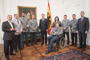 Bundespräsident Christian Wulff und Wehrbeauftragter Königshaus mit in Afghanistan verwundeten Soldaten