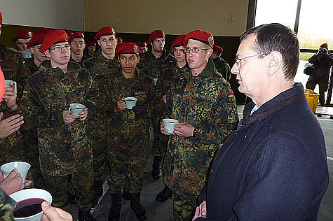 

Gespräch mit Rekruten: Hellmut Königshaus beim ABC-Abwehrregiment 750 