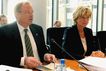 

19. Oktober 2011: Dagmar Wöhrl (CDU/CSU), Vorsitzende des Ausschusses begrüßt Dirk Niebel (FDP), Bundesminister für wirtschaftliche Zusammenarbeit und Entwicklung, im Ausschuss.