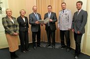 Vertreter der Öffentlich-rechtlichen Aufsicht der Bundeswehr für Arbeitssicherheit, Wehrbeauftragter Hellmut Königshaus (4. v. l.) und die zuständige Referatsleiterin Andrea Zender, l.