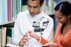 Studenten in Bibliothek