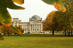 Reichstagsgebäude mit Herbstlaub