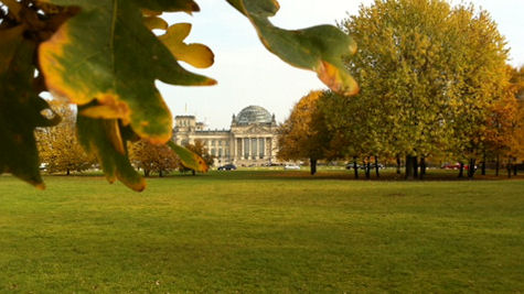 Reichstagsgebäude mit Herbstlaub