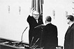 

20.10.1965: Ludwig Erhard wird nach seiner Wiederwahl im Bundestag von Bundestagspräsident Eugen Gerstenmaier als Bundeskanzler vereidigt.