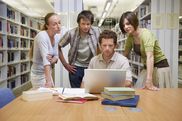 Studierende in der Bibliothek